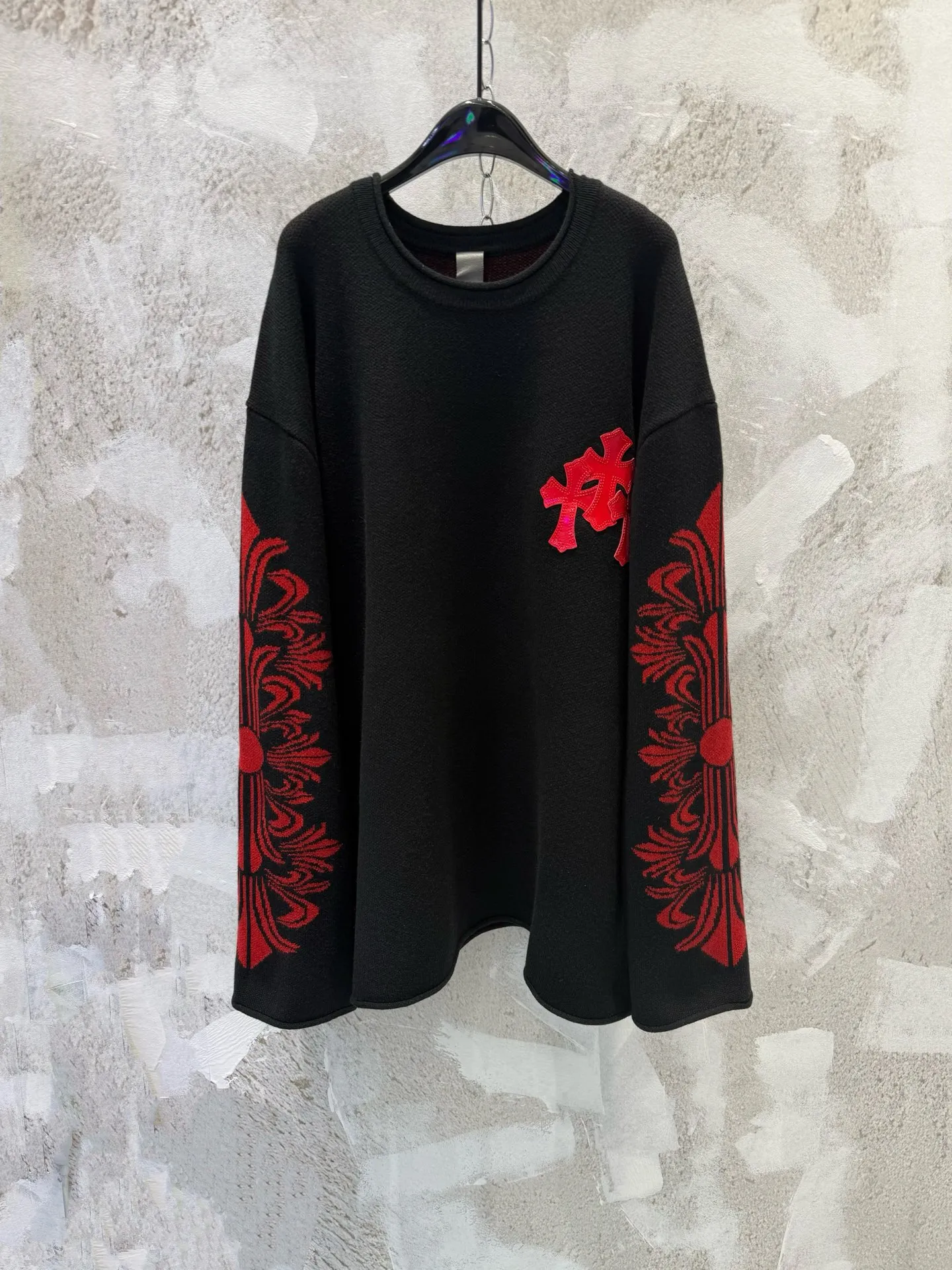 P500 Chrome Hearts/25FW wool patent leather sweater with heavy production (the only correct version on the market, patent leather lambskin, hand-stitched) The main body fabric is made of custom-woven and dyed cashmere blended yarn, 12-needle imported machine sesame base jacquard, which takes nearly 200 minutes. The chest cross leather is genuine patent leather sheepskin. The cross sheepskins are all hand-sewn. The labor cost is extremely high. Size SIZE: S M L